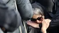 فیلم/ گریه های تلخ نیلوفر شهیدی در مراسم ختم پدرش «اسفندیار شهیدی» به گوش ملکوت رسید/ حضور دسته جمعی هنرمندان برای بدرقه هنرمند کشورمان به خانه ابدی