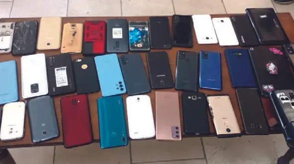 فروش گوشی سرقتی خارج از مرز ایران/ دستگیری باند سارقان 