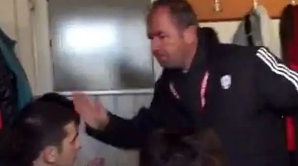  سیلی زدن مربی فوتبال ترکیه ای به بازیکنان جوان جنجال به پا کرد + عکس