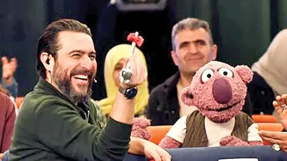 آواز شاد؛ جناب خان رفته مهمونی داره میرقصه فیلمبردار پشت صحنشو نشون داد چه بده