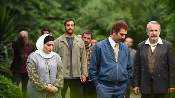 چیدمان مفصل و رنگارنگ میز شام دختران مهران رجبی برای پدرشان+عکس / تزئین زیبای چلو کباب مخصوص...