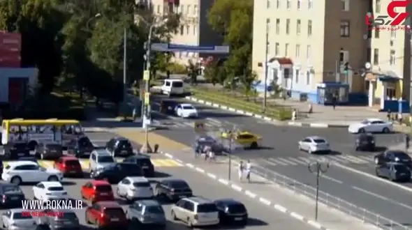 تصادف وحشتناک خودروی سواری با عابران پیاده + فیلم