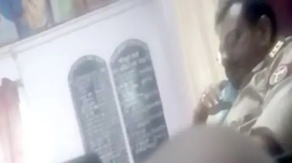 اقدام شنیع یک پلیس با مادر و دختر تنها در اتاق کلانتری + عکس / هند