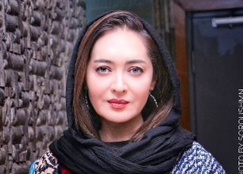 فیلم / نیکی کریمی : توی رستوران غذا میخوردم آقای میز بغلی به زنش گفت میرم سرویس موبایلشم برداشت تا .../ زنه بهش گفت با موبایل میری ... / مرد موبایلش رو ....