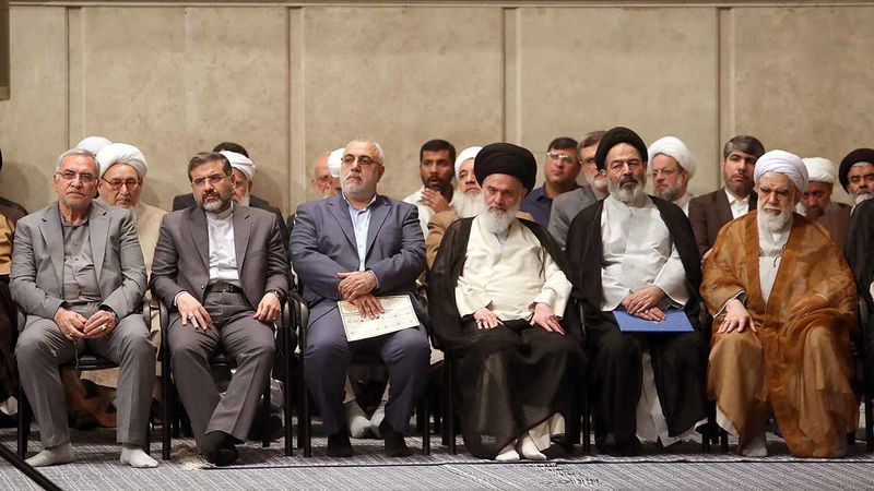 رهبر معظم انقلاب اسلامی حضرت آیت الله خامنه ای امروز( دوشنبه ) 17 اردیبهشت 1403 در دیدار مسئولان و کارگزاران حج و جمعی از زائران بیت الله الحرام