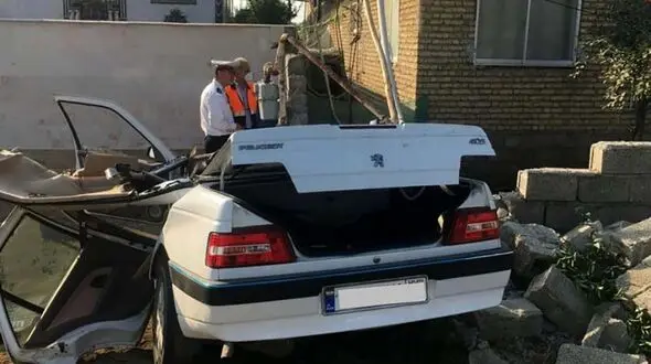 برخورد مرگبار پژو با دیوار خانه در بهبهان 