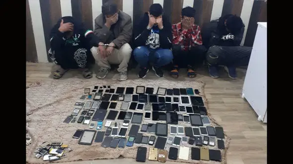 این باند حرفه ای در آبادان فقط موبایل می قاپیدند / پلیس وارد عمل شد