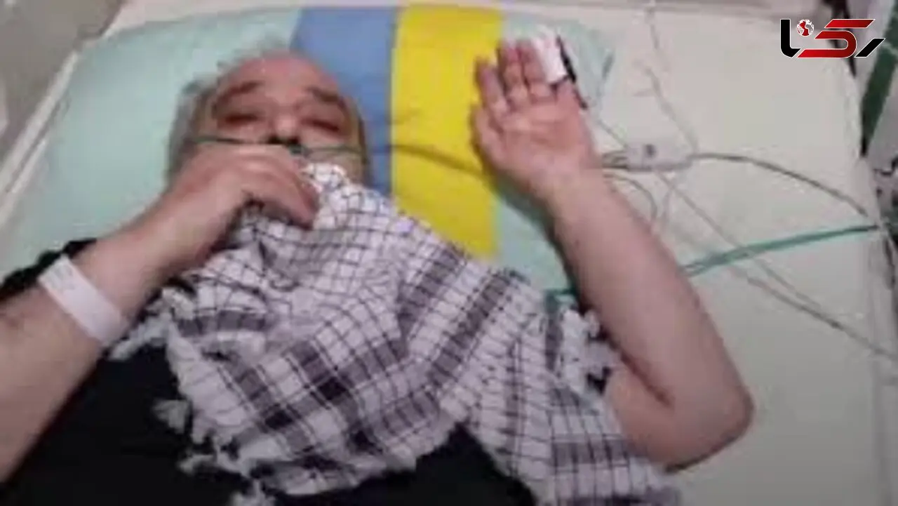 فیلم/ احوال جویی رهبر انقلاب از محمد کاسبی در بیمارستان؛ رهبری چفیه خودشان را از شانه‌هایشان برداشتند و به این بازیگر هدیه دادند