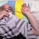 فیلم/ احوال جویی رهبر انقلاب از محمد کاسبی در بیمارستان؛ رهبری چفیه خودشان را از شانه‌هایشان برداشتند و به این بازیگر هدیه دادند