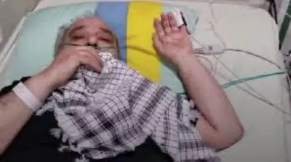 فیلم/ احوال جویی رهبر انقلاب از محمد کاسبی در بیمارستان؛ رهبری چفیه خودشان را از شانه‌هایشان برداشتند و به این بازیگر هدیه دادند