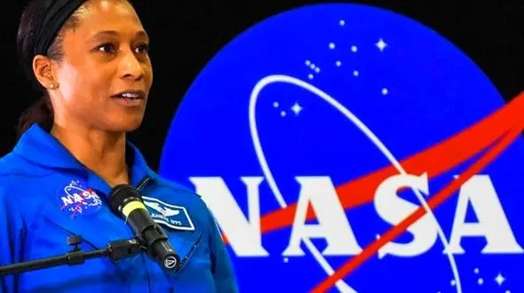 نخستین ز‌نی که در ماه قدم می‌زند + عکس