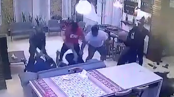 فیلم قمه کشی وحشتناک در آشتی کنان گنده لات ها / داخل یک خانه رخ داد