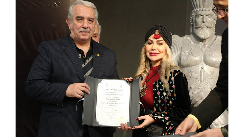  بهارک نژاد مبشر، هنرمند هنرهای تجسمی مراسم اختتامیه نمایشگاه حضوری هنرهای تجسمی و صنایع دستی با عنوان «جادوی ماه» (The magic of the moon) 