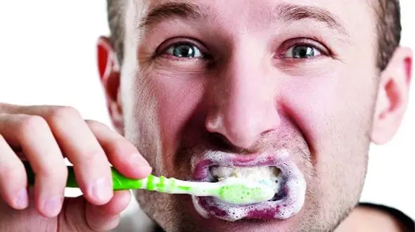 دلیل بوی دهان با وجود مسواک زدن چیست؟