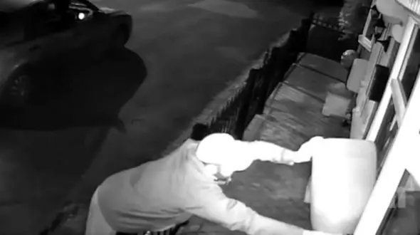 لحظه آتش زدن دردناک یک مرد با پنج لیتر بنزین!  + فیلم