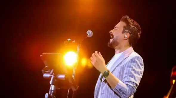 فیلم آواز باشکوه و عاشقانه راغب در شبی رویایی ! تو را که دیدم  کنسرت رو ستاره بارون کرد !