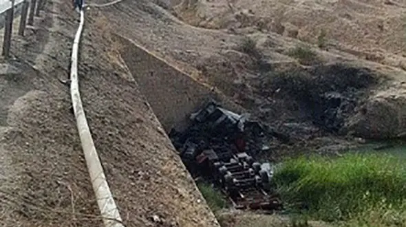 سقوط تریلی و 4 خودرو سواری به ته دره / 5 زن و مرد زنده ز نده در آتش سوختند 