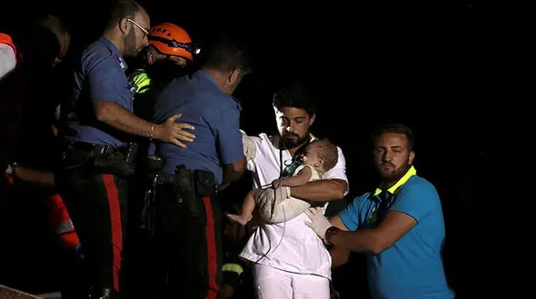  جدال با مرگ نوزاد 7 ماهه با آوار زلزله ایتالیا+ عکس های وحشتناک