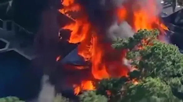 فیلم هولناک از خاکستر شدن یک عمارت لاکچری