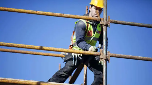 ببینید / لحظه دلخراش سکته یک کارگر روی داربست؛ ضربه مغزی در پی سقوط شدید از ارتفاع