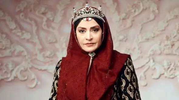 نگاهی به مانتو و پیراهن اصیل مریلا زارعی، مهدعلیای سریال جیران با الهام از معماری و نقوش ایرانی/ مثل همیشه باوقار+عکس