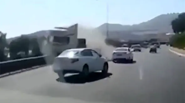 ببینید / یورش تریلی به باند مخالف در اتوبان / فرار میلیمتری سواری از مرگ + فیلم