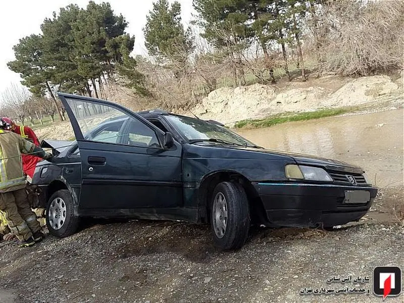 خطر سقوط خودرو به رودخانه برطرف شد 