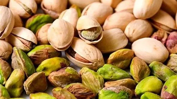 لبخند پسته به بازار شب عید