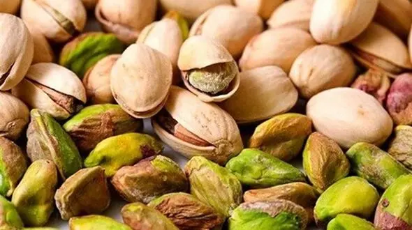 لبخند پسته به بازار شب عید