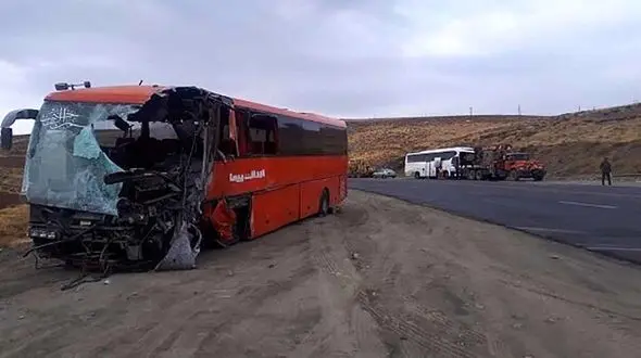 حادثه ای تلخ در سمنان / تصادف خونبار تریلی و اتوبوس با 24 مصدوم