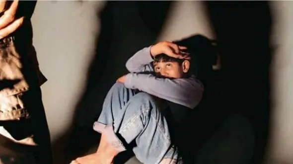 تعرض به پسر 8 ساله در سرویس بهداشتی / زن افغان پسرش را نجات داد!