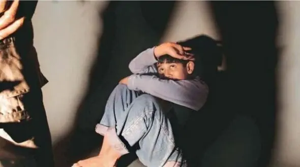 تعرض به پسر 8 ساله در سرویس بهداشتی / زن افغان پسرش را نجات داد!