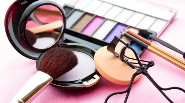 لوازم آرایش تان را با این ترفندها تمیز کنید