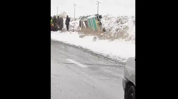 واژگونی 2 مینی‌بوس در جاده جلفا به دلیل یخبندان و لغزندگی جاده + فیلم