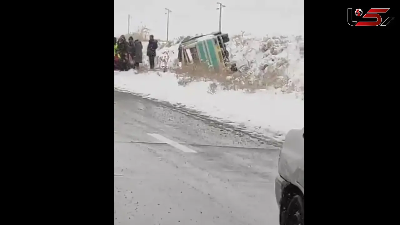 واژگونی 2 مینی‌بوس در جاده جلفا به دلیل یخبندان و لغزندگی جاده + فیلم