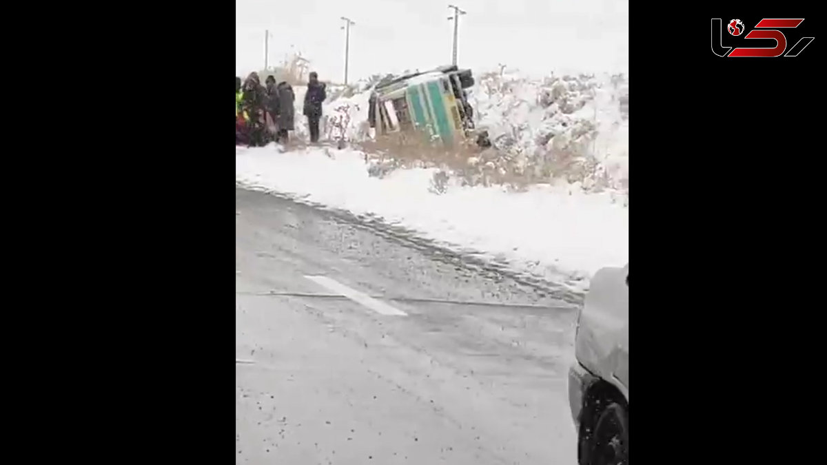 واژگونی 2 مینی‌بوس در جاده جلفا به دلیل یخبندان و لغزندگی جاده + فیلم