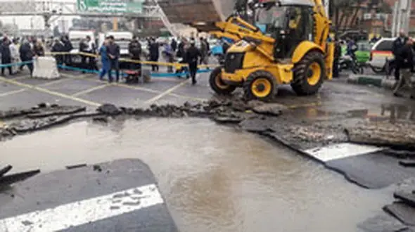 دهن باز کردن زمین در میدان توحید+ تصاویر