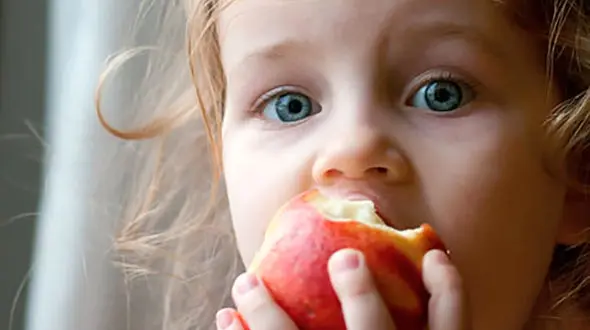 کودک شیرازی که مرده بود زنده شد / سیب او را خفه کرد