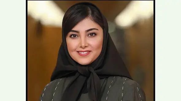 عجیب ترین لباس زیبا کرمعلی !  + عکس خانم بازیگر شیک با کت و دامن خوش رنگ !