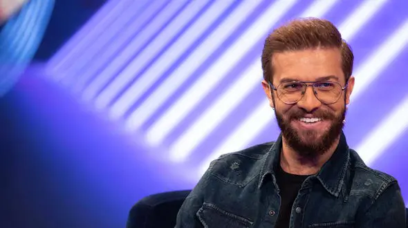 موجودی حساب مجتبی شفیعی بلاگر کمدین معروف اینستاگرام در برنامه شب آهنگی+فیلم