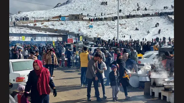 دردسر برف بازی در پیست اسکی دهستان یزد / 18 هزار خودرو در هم پیچیدند