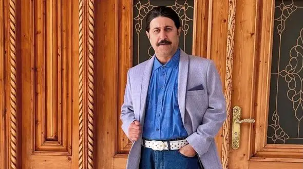 عکسی از رحمت امینی‌شالیکار هزارجریبی در کنار پسرش