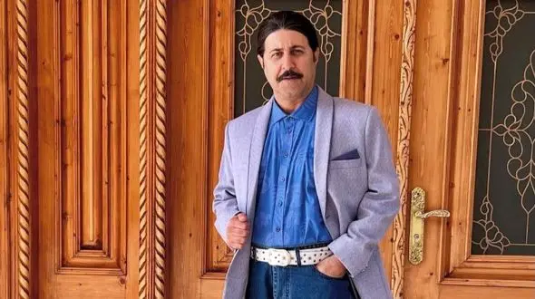 عکسی از رحمت امینی‌شالیکار هزارجریبی در کنار پسرش