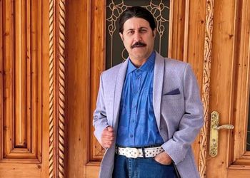 عکسی از رحمت امینی‌شالیکار هزارجریبی در کنار پسرش
