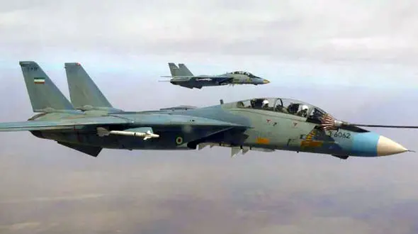 عکس سفر در زمان /  «سرتیپ انصارین» خلبان مشهور اف 14 در کنار جنگنده اش؛ دهه 50 و 60