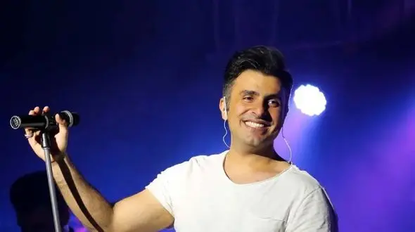 فیلم آواز باشکوه علیرضا طلیسچی / وسط آهنگ یهو میکروفن رو گرفت سمت تماشاچیا سالن ترکید