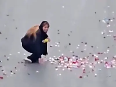 فیلم جگرسوز از گلباران محل فوت پدر دختر جوان در وسط اتوبان / ضجه های دخترش را ببیند