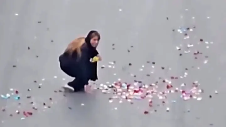 فیلم جگرسوز از گلباران محل فوت پدر دختر جوان در وسط اتوبان / ضجه های دخترش را ببیند