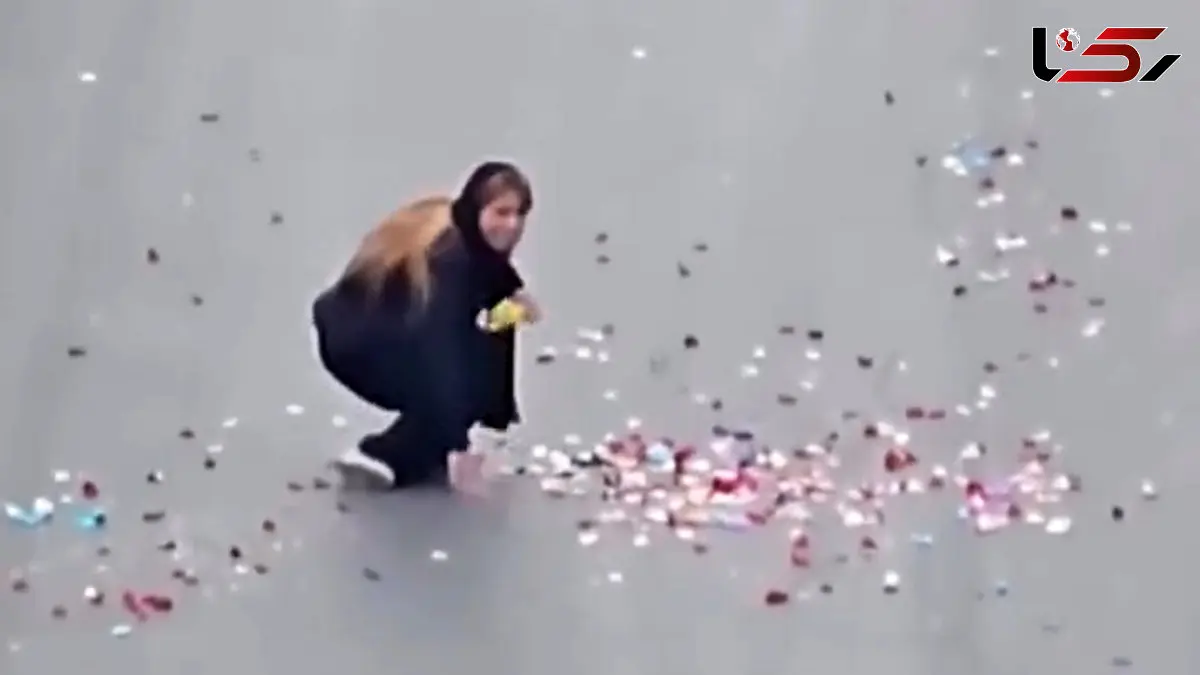 فیلم جگرسوز از گلباران محل فوت پدر دختر جوان در وسط اتوبان / ضجه های دخترش را ببیند