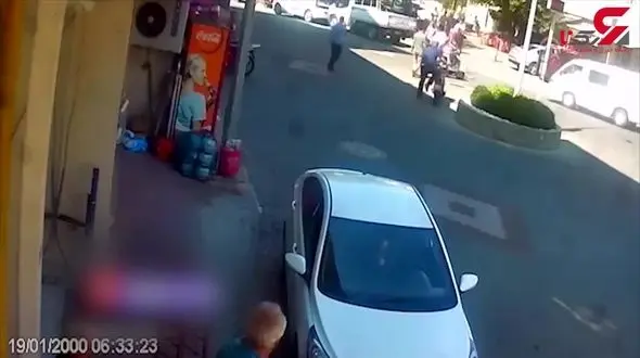 زن موتورسوار 2 بار با یک مرد عابر تصادف کرد ! + فیلم 